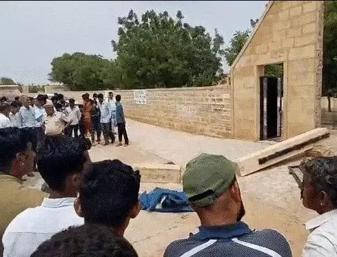 स्कूल का गेट गिरने से छात्र की मौत- टीचर एवं बच्ची को आई चोटें स्कूल का गेट गिरने से छात्र की मौत- टीचर एवं बच्ची को आई चोटें