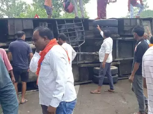 हाईवे पर तेज रफ्तार बस पलटी- मौके पर चीख पुकार- घायल हुए पैसेंजर..
