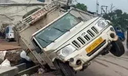 फिसलन भरी मिट्टी पर बेकाबू पिकअप खुले नाले में गिरी- ड्राइवर... फिसलन भरी मिट्टी पर बेकाबू पिकअप खुले नाले में गिरी- ड्राइवर...