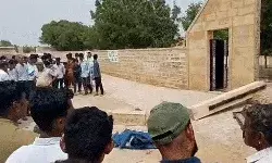 स्कूल का गेट गिरने से छात्र की मौत- टीचर एवं बच्ची को आई चोटें