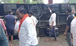 हाईवे पर तेज रफ्तार बस पलटी- मौके पर चीख पुकार- घायल हुए पैसेंजर.. हाईवे पर तेज रफ्तार बस पलटी- मौके पर चीख पुकार- घायल हुए पैसेंजर..