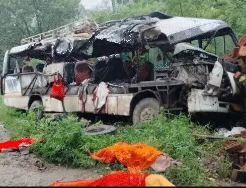 ट्रक के साथ टक्कर में बस का आधा हिस्सा खत्म-18 कांवड़ियों की मौत