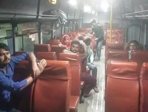 नीचे उतरते ही रोडवेज बस पर युवकों ने बरसाए पत्थर- यात्रियों को उतरते..