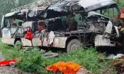 ट्रक के साथ टक्कर में बस का आधा हिस्सा खत्म-18 कांवड़ियों की मौत ट्रक के साथ टक्कर में बस का आधा हिस्सा खत्म-18 कांवड़ियों की मौत