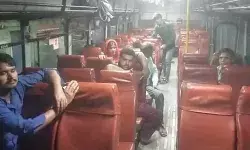 नीचे उतरते ही रोडवेज बस पर युवकों ने बरसाए पत्थर- यात्रियों को उतरते.. नीचे उतरते ही रोडवेज बस पर युवकों ने बरसाए पत्थर- यात्रियों को उतरते..