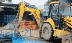 सचिव की पिटाई के बाद अब मंडी परिसर में गरजा बुलडोजर- अवैध कब्जे..