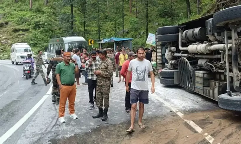बद्रीनाथ हाईवे पर हादसा- सेना के जवानों को लेकर जा रही बस दुर्घटनाग्रस