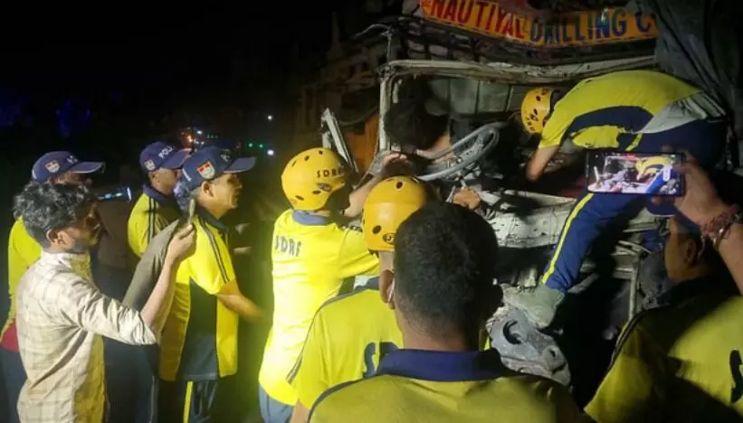 RTO दफ्तर के पास ट्रक से टक्कर के बाद ट्राले में लगी आग- ड्राइवरों...