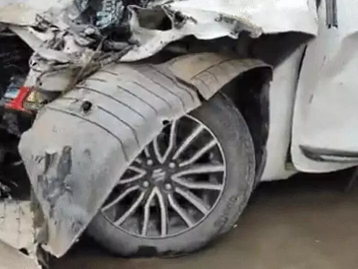 खड़ी ट्रैक्टर ट्राली से टकराई कार के उड़े- दो लोगों की चली गई जान