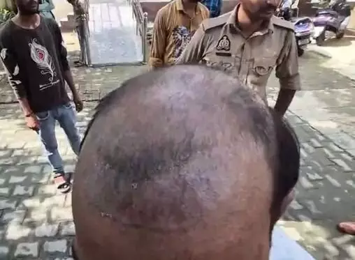 महिला थाने के सामने चले लात घूसे- ग्राम प्रधान की जमकर कुटाई