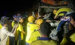 RTO दफ्तर के पास ट्रक से टक्कर के बाद ट्राले में लगी आग- ड्राइवरों...