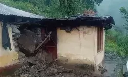 लैंडस्लाइड से क्षतिग्रस्त हुआ मकान- लोगों ने भाग कर बचाई जान