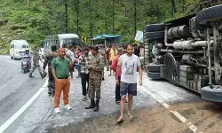 बद्रीनाथ हाईवे पर हादसा- सेना के जवानों को लेकर जा रही बस दुर्घटनाग्रस