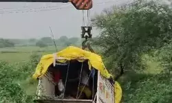 श्रद्धालुओं से भरी पिकअप खाई में पलटी- मौके पर चीख पुकार श्रद्धालुओं से भरी पिकअप खाई में पलटी- मौके पर चीख पुकार