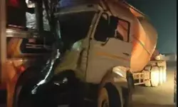 हाईवे पर दो कंटेनरों की टक्कर- एक ड्राइवर की मौत- दो गंभीर हाईवे पर दो कंटेनरों की टक्कर- एक ड्राइवर की मौत- दो गंभीर