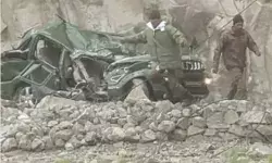 सेना की गाड़ी पर गिरी चट्टान-2 अफसरों सहित 3 को किया गया एयरलिफ्ट सेना की गाड़ी पर गिरी चट्टान-2 अफसरों सहित 3 को किया गया एयरलिफ्ट