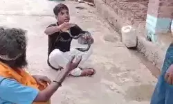 ट्रेंडिंग में आने के लिए गले में सांप डालकर बनाई REEL- डंसने से.. ट्रेंडिंग में आने के लिए गले में सांप डालकर बनाई REEL- डंसने से..