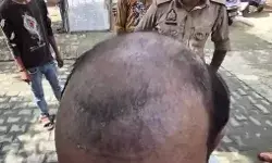 महिला थाने के सामने चले लात घूसे- ग्राम प्रधान की जमकर कुटाई महिला थाने के सामने चले लात घूसे- ग्राम प्रधान की जमकर कुटाई