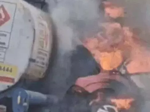 बेकाबू पेट्रोल टैंकर की टक्कर से कार में लगी आग- युवती व युवक जिंदा जले बेकाबू पेट्रोल टैंकर की टक्कर से कार में लगी आग- युवती व युवक जिंदा जले