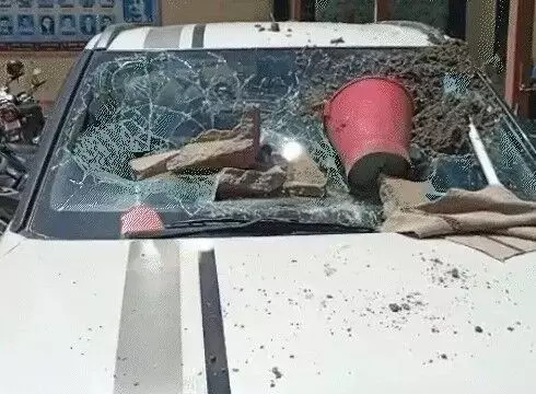 टीचर हटाने को लेकर बवाल- तोड़ी स्कूल बस-प्रिंसिपल की कार व दफ्तर.. टीचर हटाने को लेकर बवाल- तोड़ी स्कूल बस-प्रिंसिपल की कार व दफ्तर..