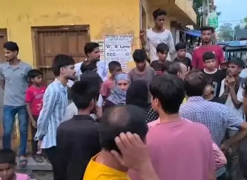पर्स में मोबाइल छीनकर भागे युवक का पब्लिक ने किया ऐसा हाल पर्स में मोबाइल छीनकर भागे युवक का पब्लिक ने किया ऐसा हाल