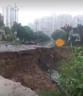 जमीन धंसने से सड़क में उत्पन्न गड्ढे में चार गाड़ियां दबी-मचा हड़कंप जमीन धंसने से सड़क में उत्पन्न गड्ढे में चार गाड़ियां दबी-मचा हड़कंप