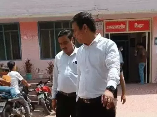 BJP का झंडा लगी कार से आरोपी का मैडिकल- 3 पुलिस कर्मी लाइन हाजिर BJP का झंडा लगी कार से आरोपी का मैडिकल- 3 पुलिस कर्मी लाइन हाजिर