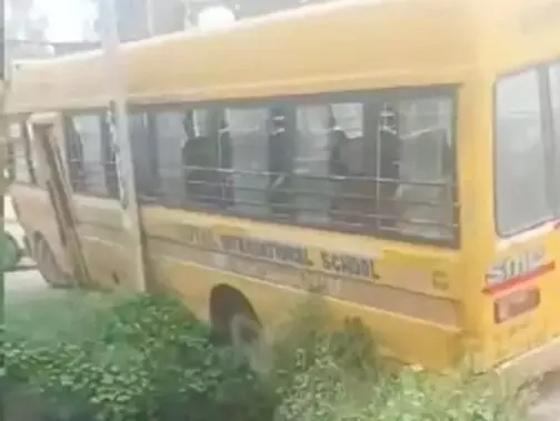 बेकाबू हुई स्कूल बस नाले किनारे फंसी- बच्चों में चीख पुकार बेकाबू हुई स्कूल बस नाले किनारे फंसी- बच्चों में चीख पुकार