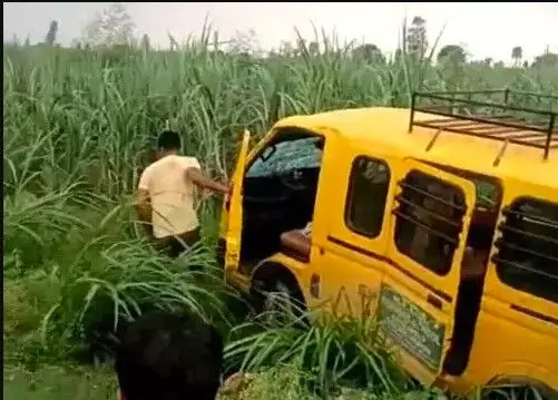 बच्चों को लेकर लौट रही स्कूल वैन बेकाबू होकर खेत में जाकर गिरी बच्चों को लेकर लौट रही स्कूल वैन बेकाबू होकर खेत में जाकर गिरी