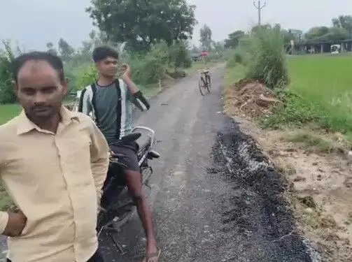 ट्रैक्टर गुजरते ही बुरी तरह कर्राह उठी 2 दिन पहले बनी सड़क- जमीन में.. ट्रैक्टर गुजरते ही बुरी तरह कर्राह उठी 2 दिन पहले बनी सड़क- जमीन में..