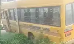 बेकाबू हुई स्कूल बस नाले किनारे फंसी- बच्चों में चीख पुकार बेकाबू हुई स्कूल बस नाले किनारे फंसी- बच्चों में चीख पुकार