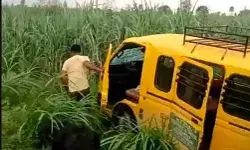 बच्चों को लेकर लौट रही स्कूल वैन बेकाबू होकर खेत में जाकर गिरी
