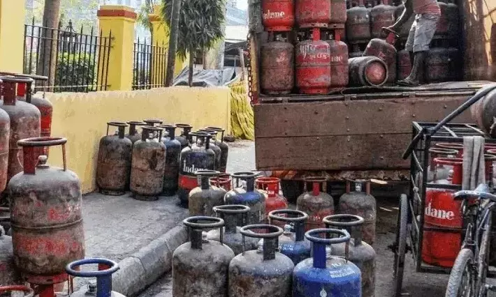 महंगाई के दौर में मिली राहत- गैस सिलेंडर के दामों में कमी