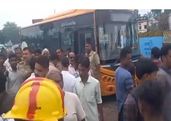 कॉलेज जा रही स्कूटी सवार छात्रा को इलेक्ट्रिक बस में कुचला कॉलेज जा रही स्कूटी सवार छात्रा को इलेक्ट्रिक बस में कुचला