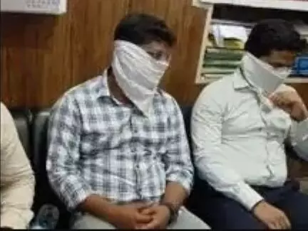रिश्वत लेते पकड़े गए VDA के जोनल अधिकारी व JE सस्पेंड रिश्वत लेते पकड़े गए VDA के जोनल अधिकारी व JE सस्पेंड