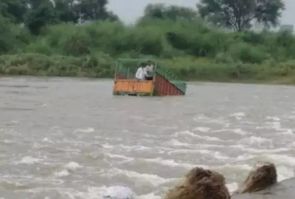 नदी में समाया मिनी ट्रक-चालक व क्लीनर पानी में बहे- मजदूर व ठेकेदार. नदी में समाया मिनी ट्रक-चालक व क्लीनर पानी में बहे- मजदूर व ठेकेदार.