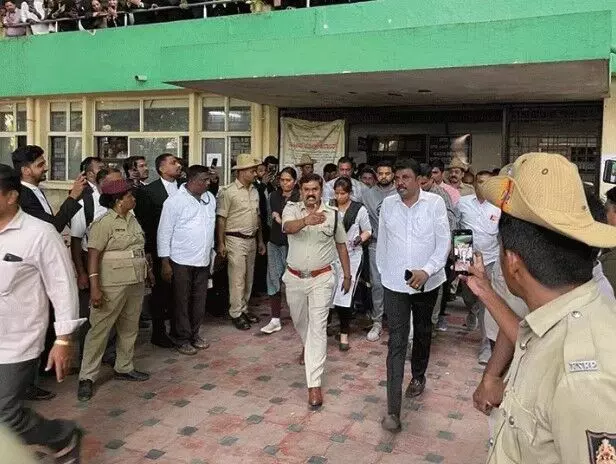 रेप मामले में पूर्व JDS सांसद दोषी करार-रेवन्ना रोते निकला बाहर रेप मामले में पूर्व JDS सांसद दोषी करार-रेवन्ना रोते निकला बाहर