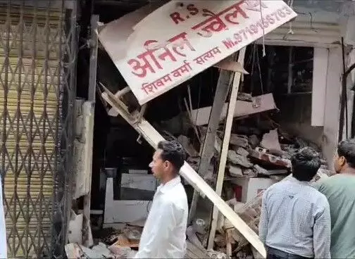 संदिग्ध ब्लॉस्ट से कई दुकानें क्षतिग्रस्त-अन्य दुकानों में आई दरार