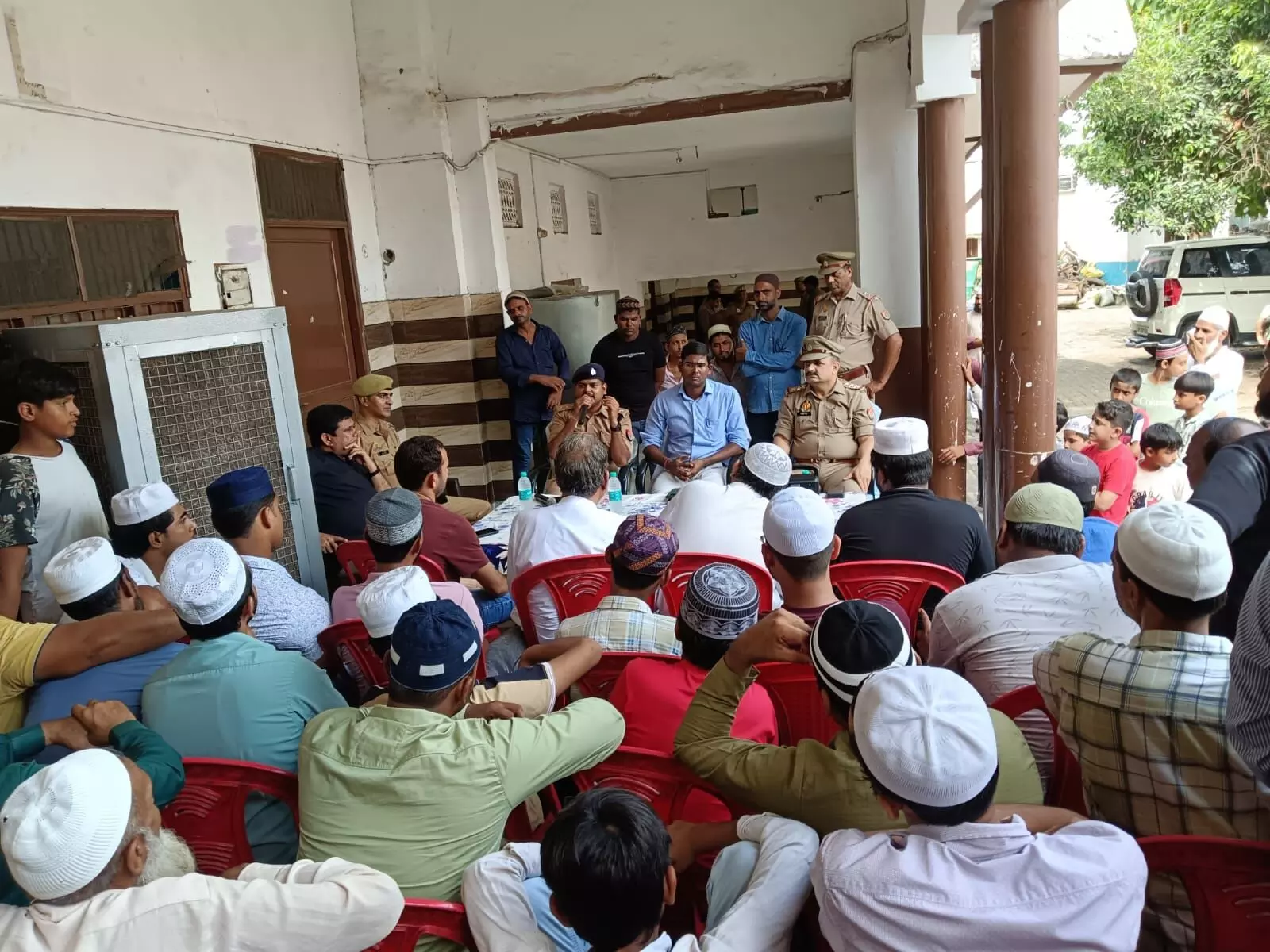गांव दर गांव जाकर जागरुक कर रही पुलिस- अफवाहों की पुष्टि पुलिस व.... गांव दर गांव जाकर जागरुक कर रही पुलिस- अफवाहों की पुष्टि पुलिस व....