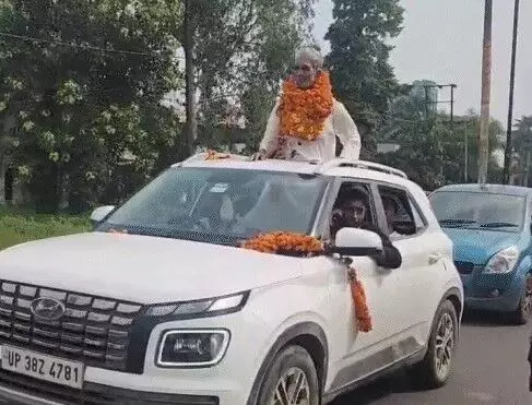 संभल हिंसा का आरोपी रिहा- जेल से बाहर आते ही हीरो जैसा स्वागत संभल हिंसा का आरोपी रिहा- जेल से बाहर आते ही हीरो जैसा स्वागत