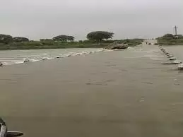 मिनी ट्रक के नदी में तेज बहाव बहने से इतने लोग लापता मिनी ट्रक के नदी में तेज बहाव बहने से इतने लोग लापता