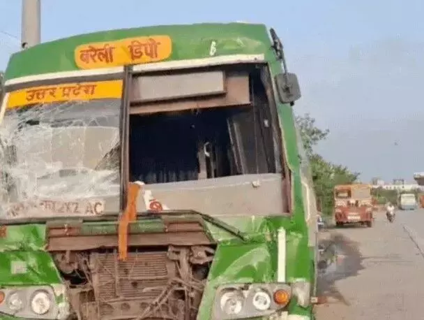 टोल प्लाजा पर आपस में भिड़ी तीन बसें- पैसेंजर में मची चीख पुकार टोल प्लाजा पर आपस में भिड़ी तीन बसें- पैसेंजर में मची चीख पुकार