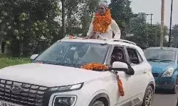 संभल हिंसा का आरोपी रिहा- जेल से बाहर आते ही हीरो जैसा स्वागत संभल हिंसा का आरोपी रिहा- जेल से बाहर आते ही हीरो जैसा स्वागत