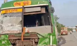 टोल प्लाजा पर आपस में भिड़ी तीन बसें- पैसेंजर में मची चीख पुकार टोल प्लाजा पर आपस में भिड़ी तीन बसें- पैसेंजर में मची चीख पुकार