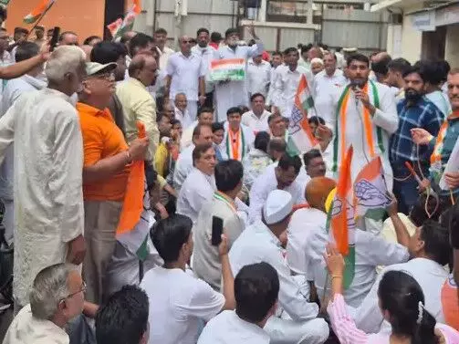 अधिकारियों की गैर हाजिरी पर फूटा गुस्सा- नगर निगम का घेराव कर प्रदर्शन अधिकारियों की गैर हाजिरी पर फूटा गुस्सा- नगर निगम का घेराव कर प्रदर्शन