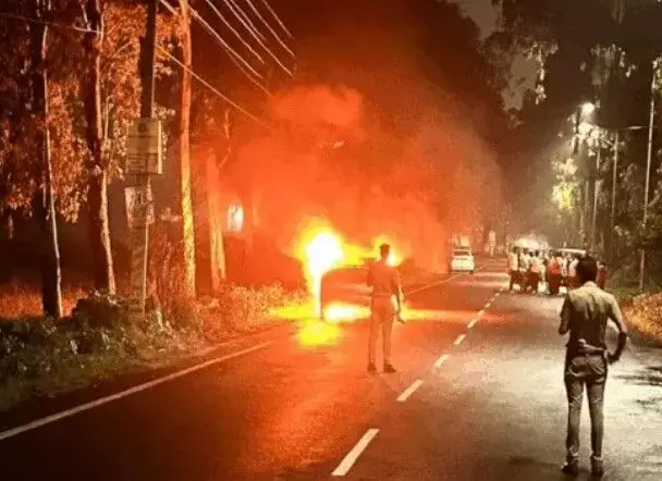 बेटे का एडमिशन कराकर लौट रहे दंपति की हाइब्रिड कार में लगी आग बेटे का एडमिशन कराकर लौट रहे दंपति की हाइब्रिड कार में लगी आग