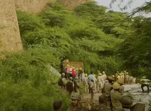 दरगाह रोड पर ऑपरेशन बुलडोजर- 100 से ज्यादा दुकानें हटाई दरगाह रोड पर ऑपरेशन बुलडोजर- 100 से ज्यादा दुकानें हटाई