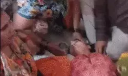 गला काटकर पत्नी की हत्या कर पति ने कॉल करके बुलाई पुलिस-जीजा के.. गला काटकर पत्नी की हत्या कर पति ने कॉल करके बुलाई पुलिस-जीजा के..