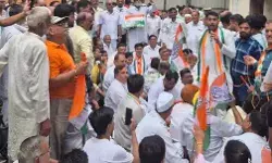 अधिकारियों की गैर हाजिरी पर फूटा गुस्सा- नगर निगम का घेराव कर प्रदर्शन अधिकारियों की गैर हाजिरी पर फूटा गुस्सा- नगर निगम का घेराव कर प्रदर्शन