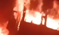 हाईवे पर डिवाइडर से टकराकर ट्रक में लगी आग- चालक और परिचालक ने.. हाईवे पर डिवाइडर से टकराकर ट्रक में लगी आग- चालक और परिचालक ने..